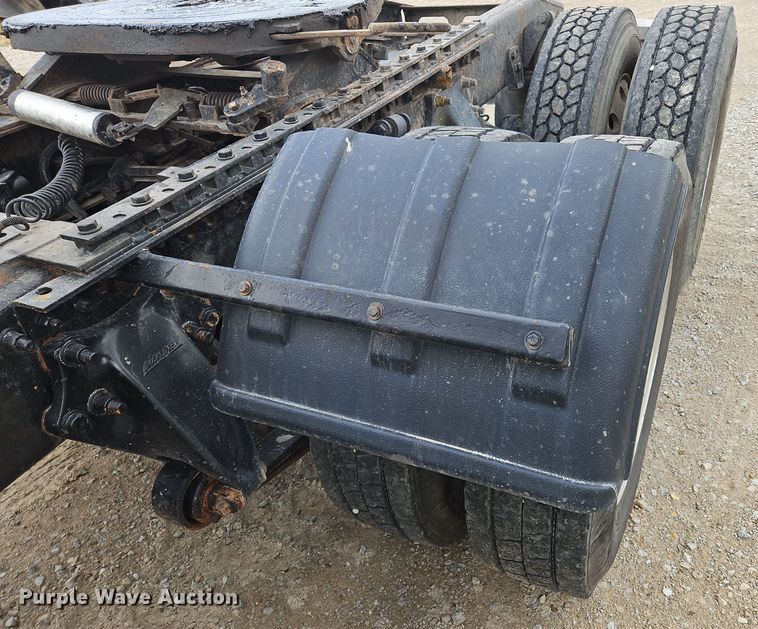 image for item OJ9876 2004 Freightliner  Columbia  semi truck