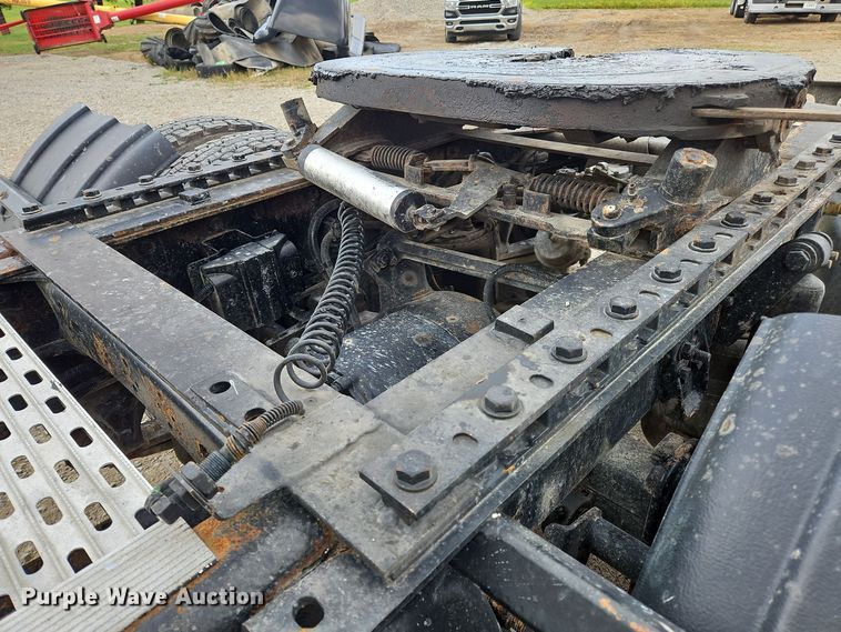 image for item OJ9876 2004 Freightliner  Columbia  semi truck