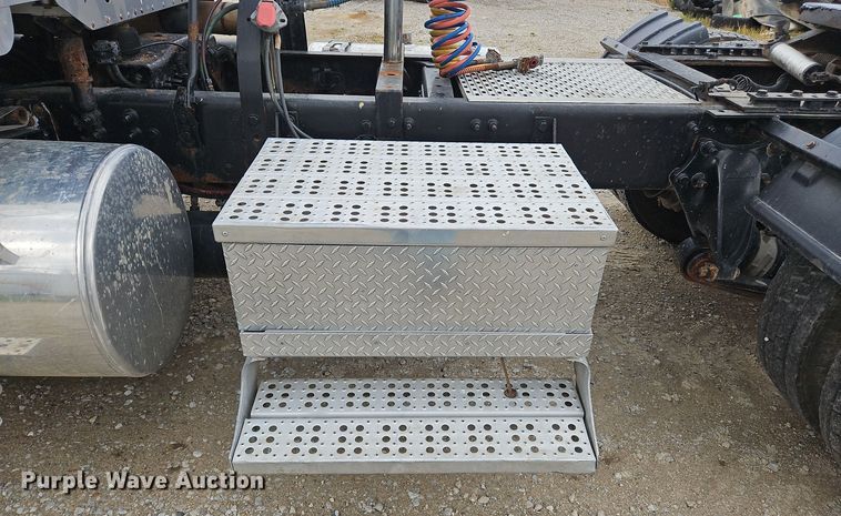 image for item OJ9876 2004 Freightliner  Columbia  semi truck