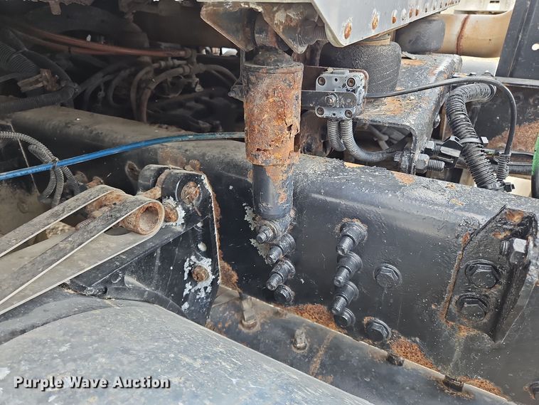 image for item OJ9876 2004 Freightliner  Columbia  semi truck