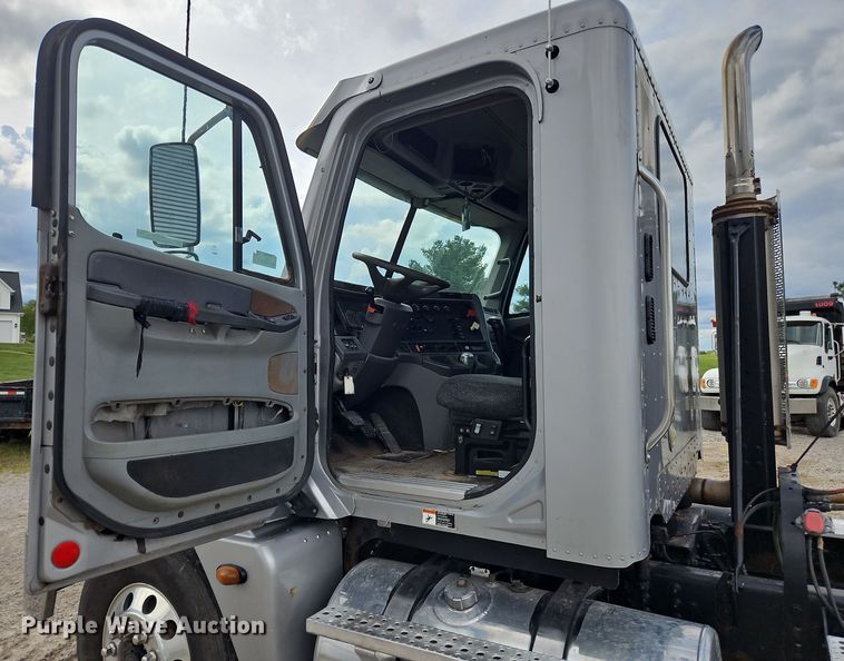 image for item OJ9876 2004 Freightliner  Columbia  semi truck