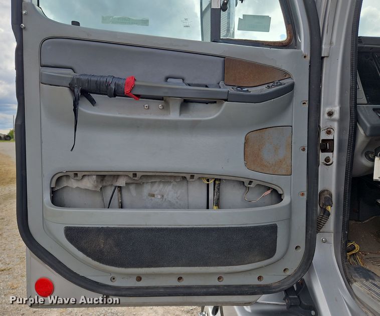 image for item OJ9876 2004 Freightliner  Columbia  semi truck