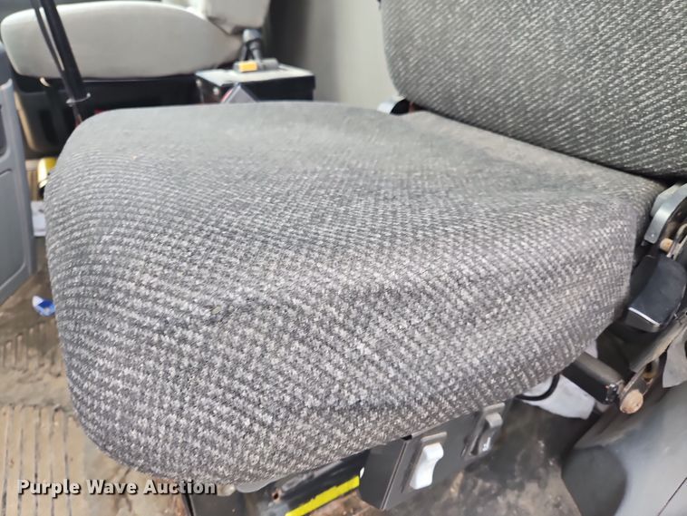 image for item OJ9876 2004 Freightliner  Columbia  semi truck