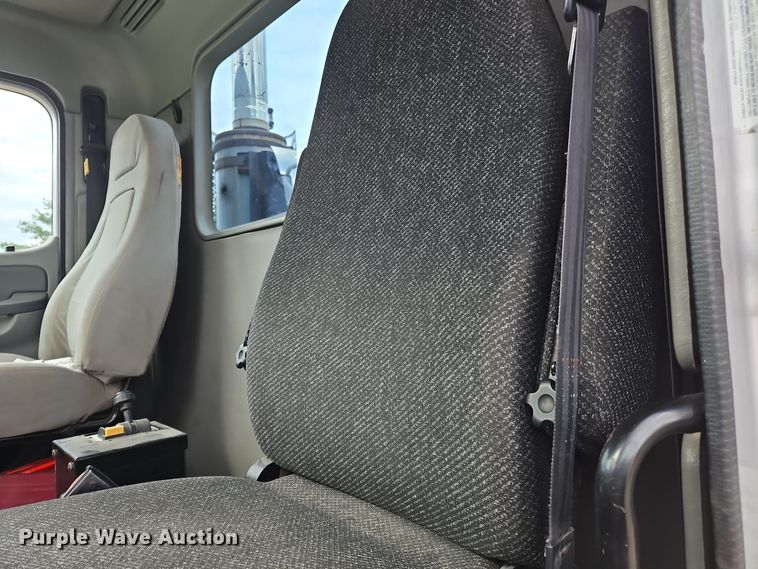 image for item OJ9876 2004 Freightliner  Columbia  semi truck