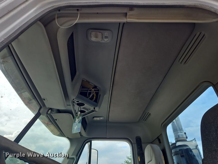 image for item OJ9876 2004 Freightliner  Columbia  semi truck