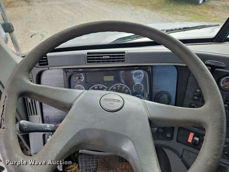 image for item OJ9876 2004 Freightliner  Columbia  semi truck