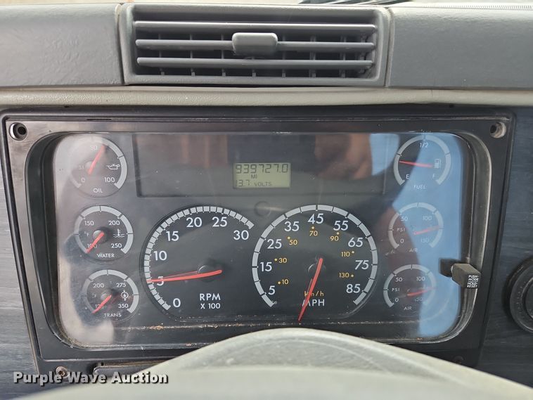 image for item OJ9876 2004 Freightliner  Columbia  semi truck