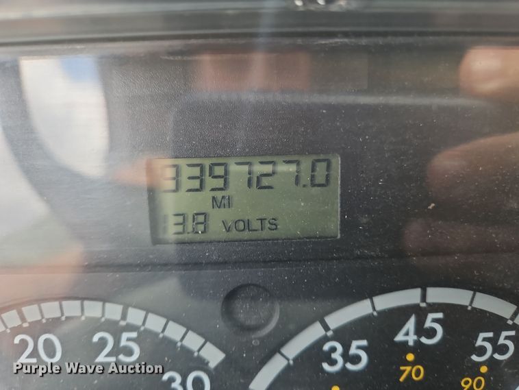 image for item OJ9876 2004 Freightliner  Columbia  semi truck