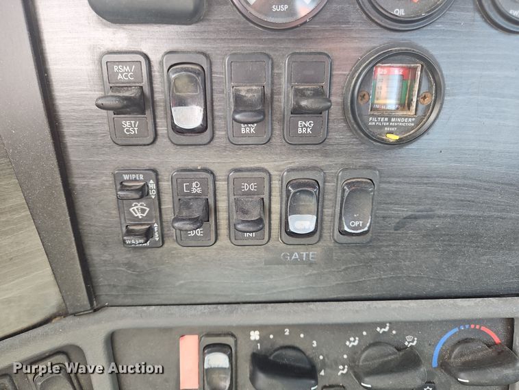 image for item OJ9876 2004 Freightliner  Columbia  semi truck