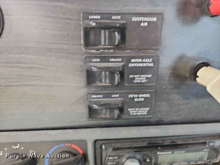 image for item OJ9876 2004 Freightliner  Columbia  semi truck