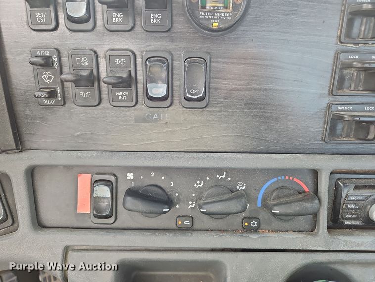 image for item OJ9876 2004 Freightliner  Columbia  semi truck