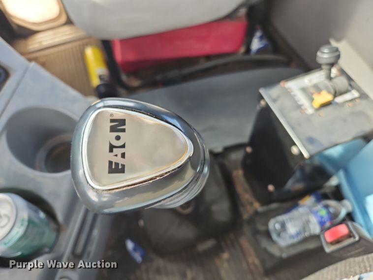 image for item OJ9876 2004 Freightliner  Columbia  semi truck