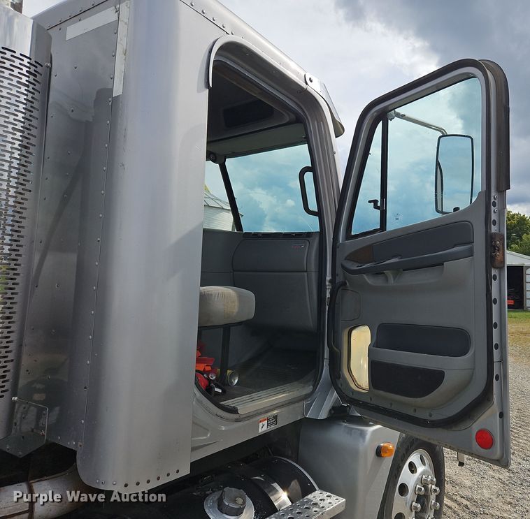 image for item OJ9876 2004 Freightliner  Columbia  semi truck