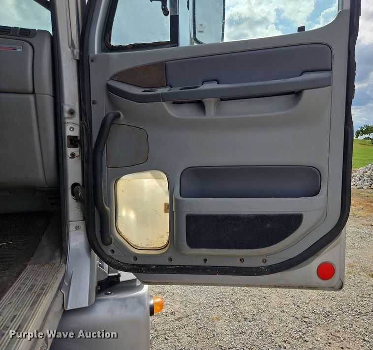 image for item OJ9876 2004 Freightliner  Columbia  semi truck