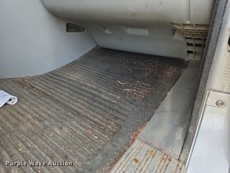 image for item OJ9876 2004 Freightliner  Columbia  semi truck