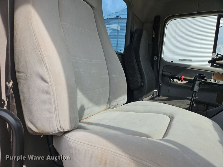 image for item OJ9876 2004 Freightliner  Columbia  semi truck