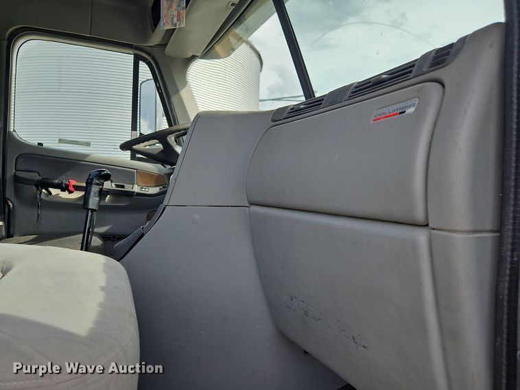 image for item OJ9876 2004 Freightliner  Columbia  semi truck