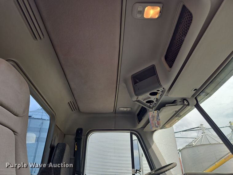 image for item OJ9876 2004 Freightliner  Columbia  semi truck