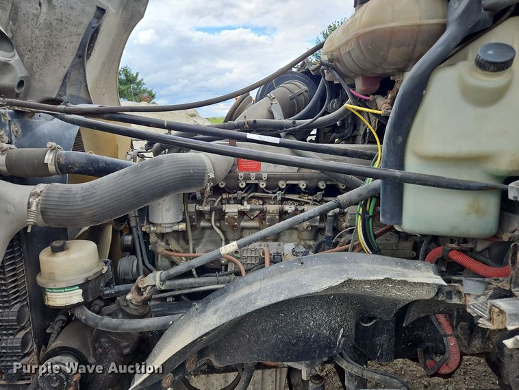 image for item OJ9876 2004 Freightliner  Columbia  semi truck