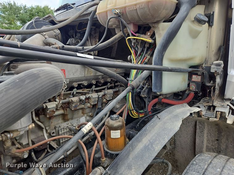 image for item OJ9876 2004 Freightliner  Columbia  semi truck