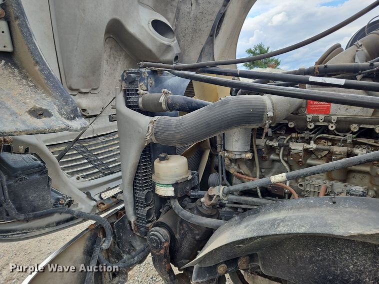 image for item OJ9876 2004 Freightliner  Columbia  semi truck