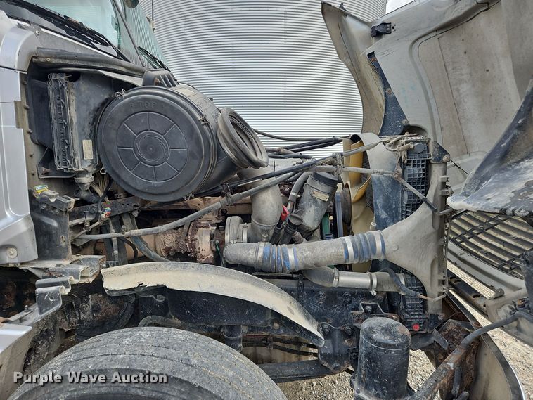 image for item OJ9876 2004 Freightliner  Columbia  semi truck