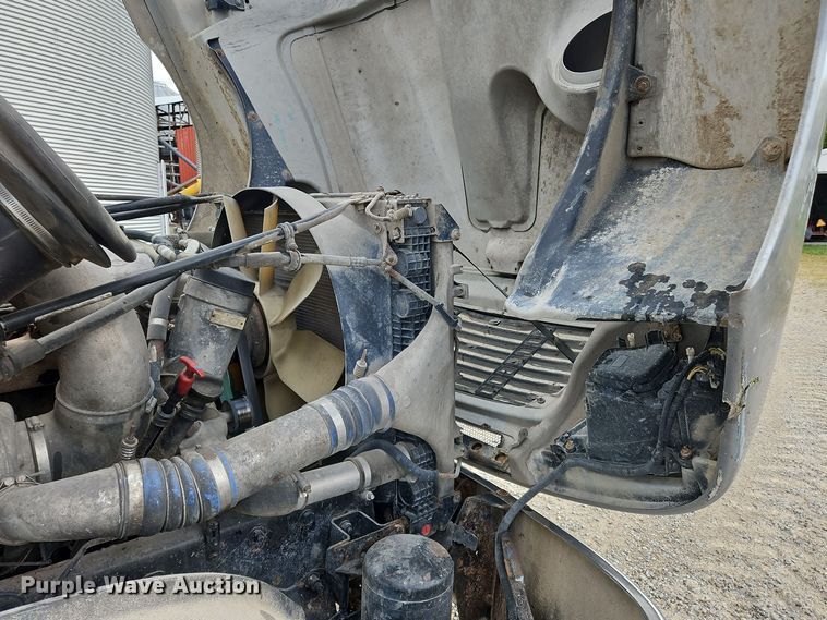 image for item OJ9876 2004 Freightliner  Columbia  semi truck