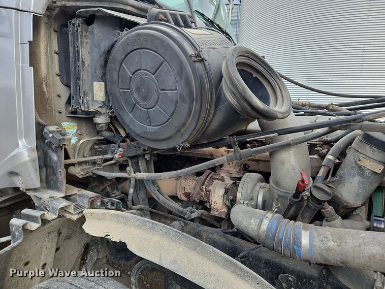 image for item OJ9876 2004 Freightliner  Columbia  semi truck