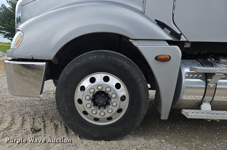 image for item OJ9876 2004 Freightliner  Columbia  semi truck