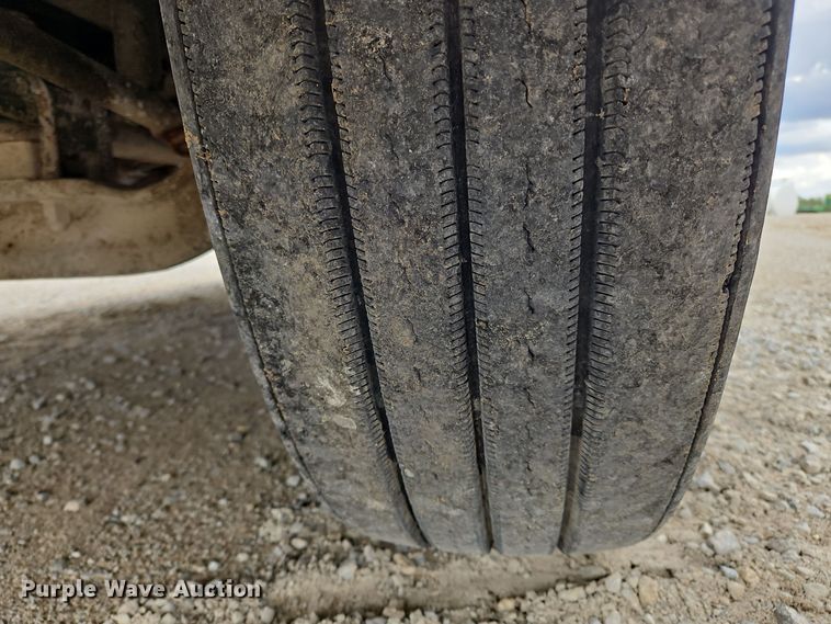 image for item OJ9876 2004 Freightliner  Columbia  semi truck