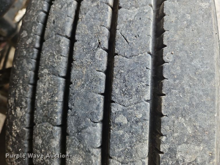 image for item OJ9876 2004 Freightliner  Columbia  semi truck