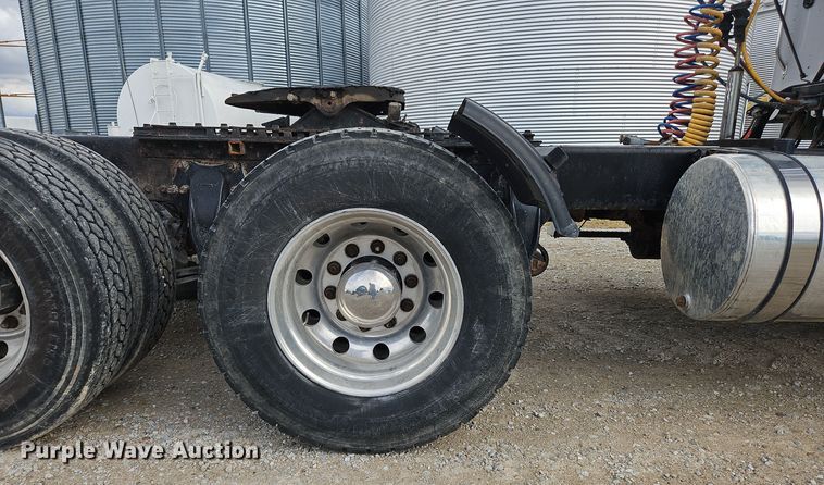 image for item OJ9876 2004 Freightliner  Columbia  semi truck