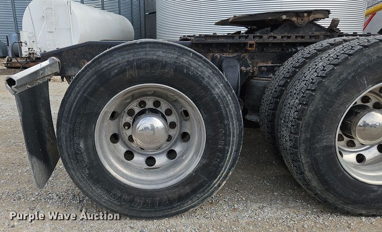 image for item OJ9876 2004 Freightliner  Columbia  semi truck