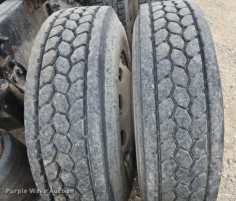 image for item OJ9876 2004 Freightliner  Columbia  semi truck