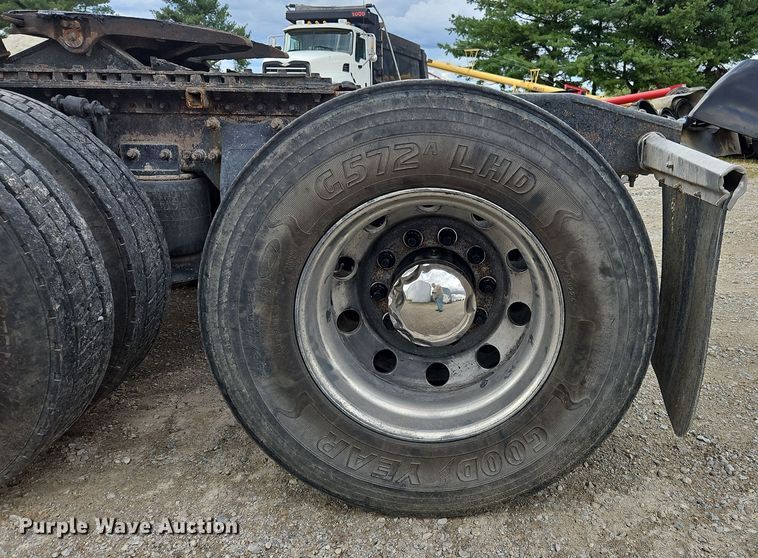 image for item OJ9876 2004 Freightliner  Columbia  semi truck