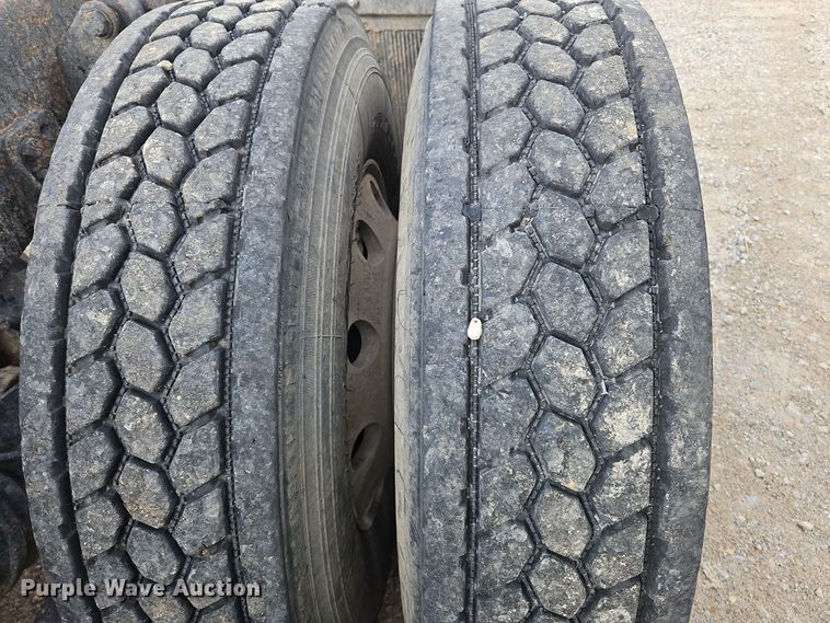 image for item OJ9876 2004 Freightliner  Columbia  semi truck