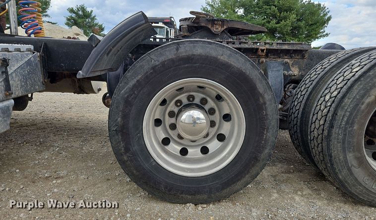 image for item OJ9876 2004 Freightliner  Columbia  semi truck