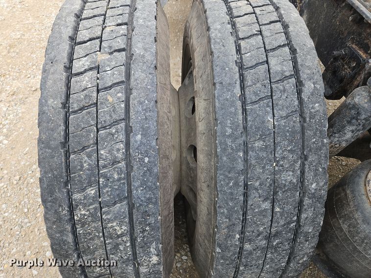 image for item OJ9876 2004 Freightliner  Columbia  semi truck