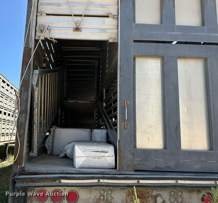 image for item OM9721 2007 Barrett livestock trailer