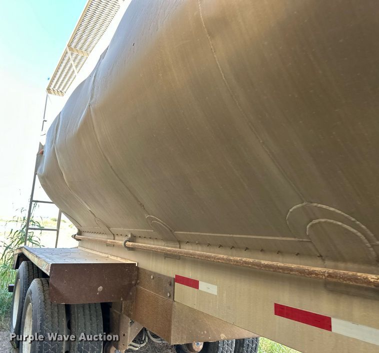 image for item OM9722 2005 Pinson feed delivery trailer