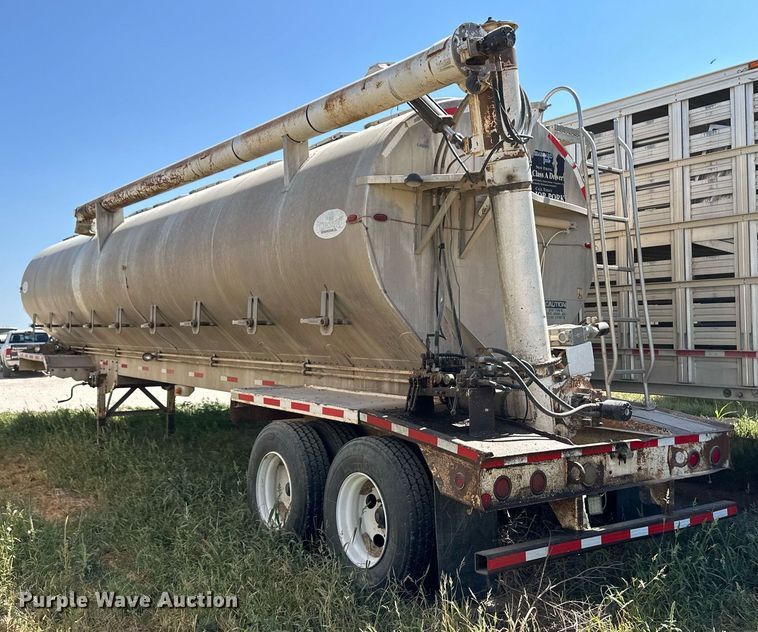 image for item OM9722 2005 Pinson feed delivery trailer