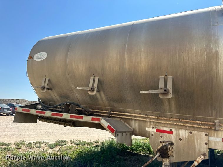 image for item OM9722 2005 Pinson feed delivery trailer