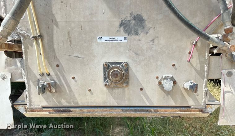 image for item OM9722 2005 Pinson feed delivery trailer