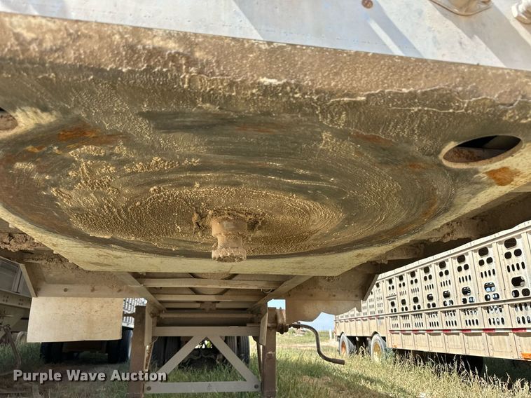 image for item OM9722 2005 Pinson feed delivery trailer