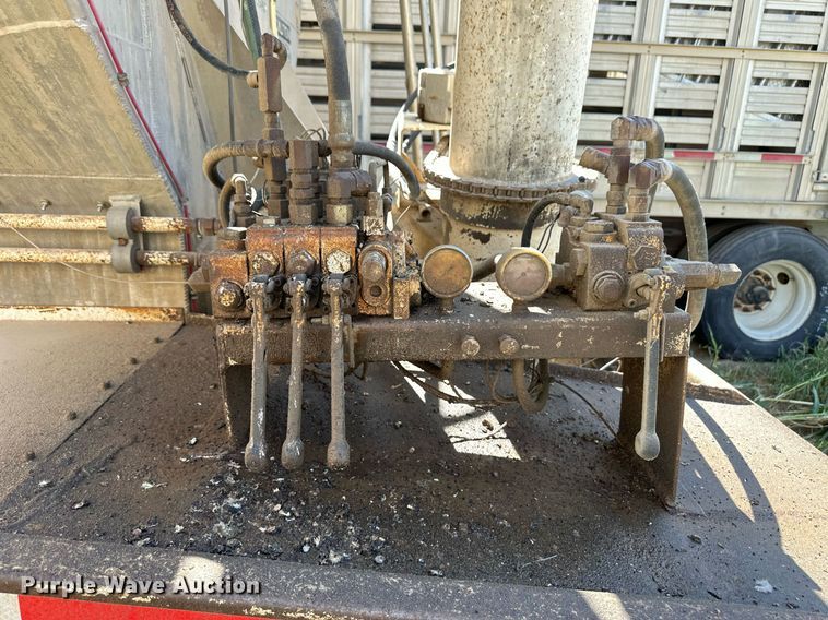 image for item OM9722 2005 Pinson feed delivery trailer