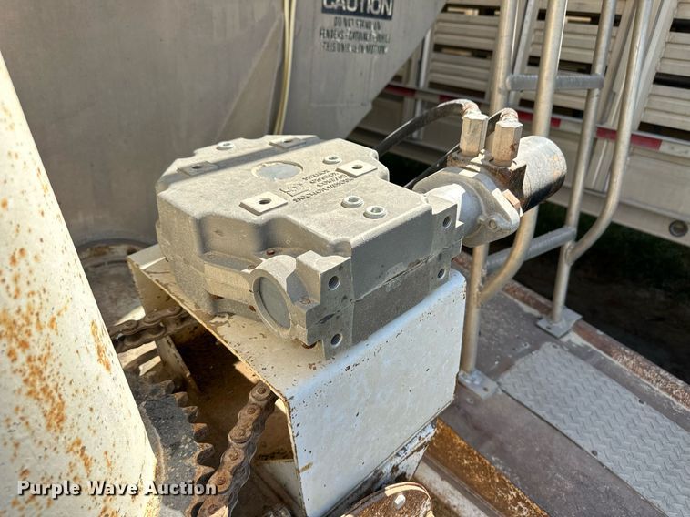 image for item OM9722 2005 Pinson feed delivery trailer