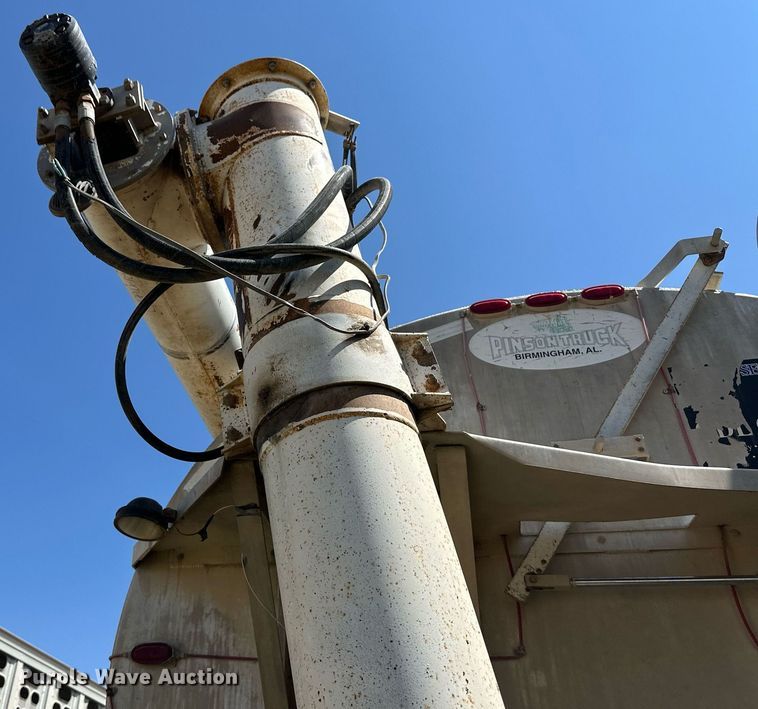 image for item OM9722 2005 Pinson feed delivery trailer