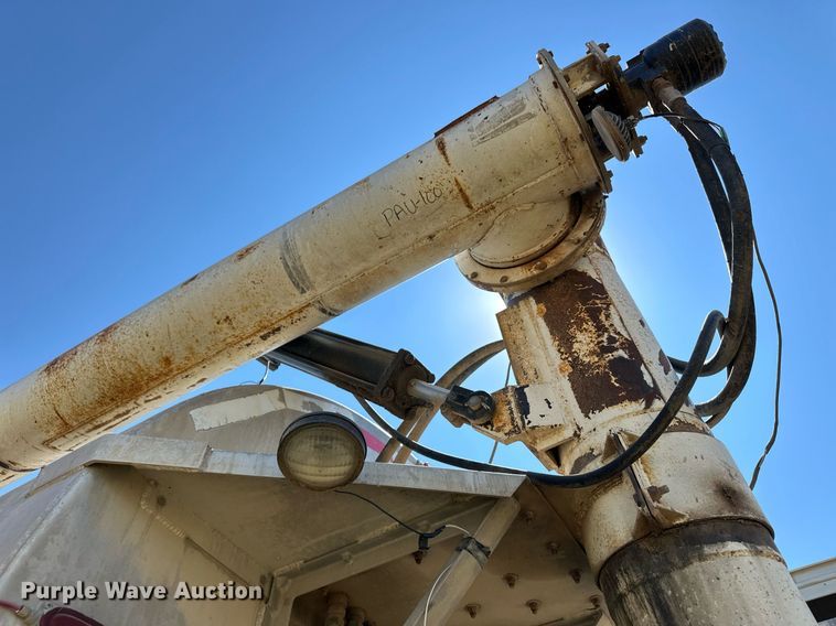 image for item OM9722 2005 Pinson feed delivery trailer