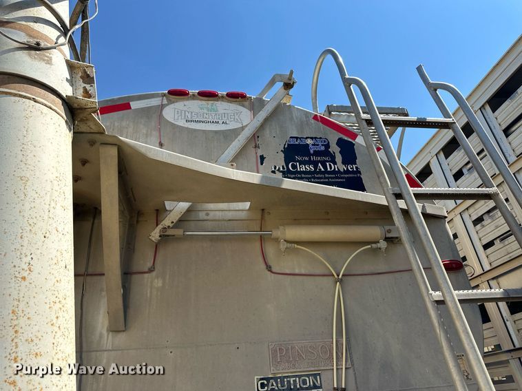 image for item OM9722 2005 Pinson feed delivery trailer