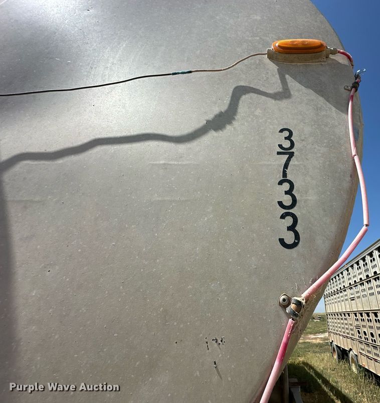 image for item OM9722 2005 Pinson feed delivery trailer